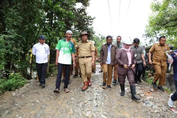 Pj Gubernur Banten Al Muktabar bertopi (ketiga dari kiri) saat pelaksanaan peletakan batu pertama Jalan Cikumpay-Ciparay  (Pemprov Banten)