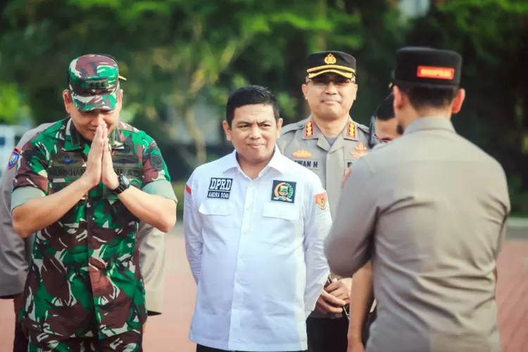 Ketua DPRD Banten Andra Soni (tengah) mengajak kaum muda di Banten baik  generasi milenial  maupun gen Z untuk  menggunakan hak pilihnya di TPS pada Pemilu 2024. (Dok Humas DPRD Banten)