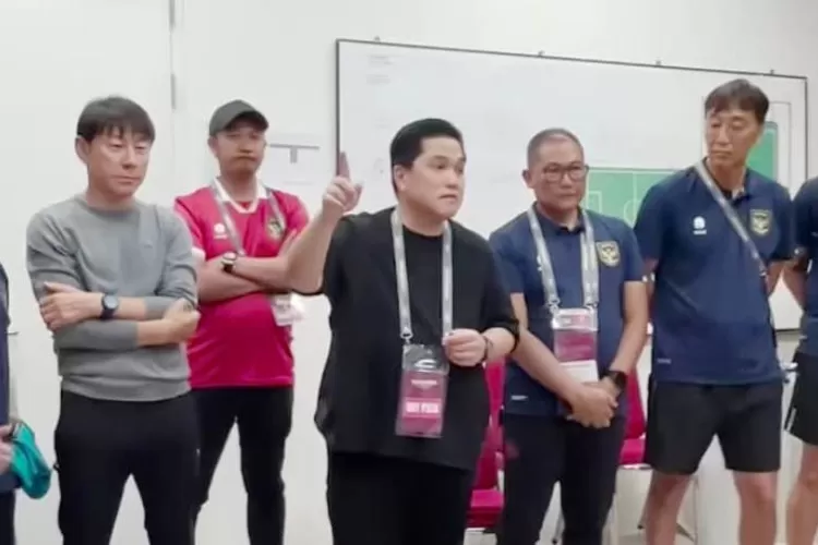 Ketua PSSI Erick Thohir didampingi Pelatih Timnas U23 Shin Tae-yong memberi pengarahan pada para pemain (IG Erick Thohir)