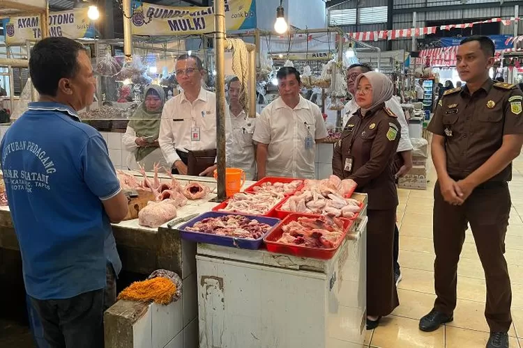 Kepala Kejaksaan Negeri Depok Mia Banulita sedang berdialog dengan pedagang terkait hukum di Pasar Sukatani, Kecamatan Tapos, Kota Depok (SUGAWA/Janter)