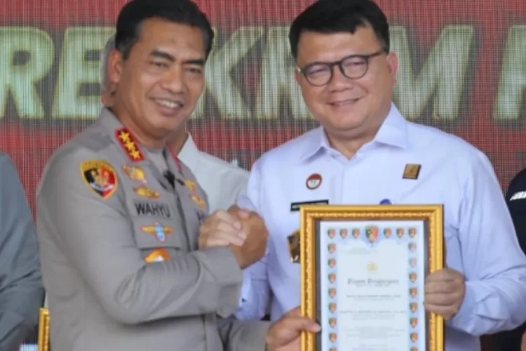 Kabareskrim Polri Komjen Wahyu Widada memberikan penghargaan pada Ditjenpas Reynhard Silitongail (DitjenPas)