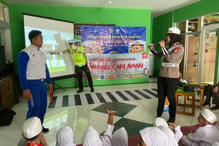 Tim Safety Riding Promotion (SRP) PT Wahana Makmur Sejati (WMS)  menggelar kampanye Cari_Aman (Dok PT WMS)