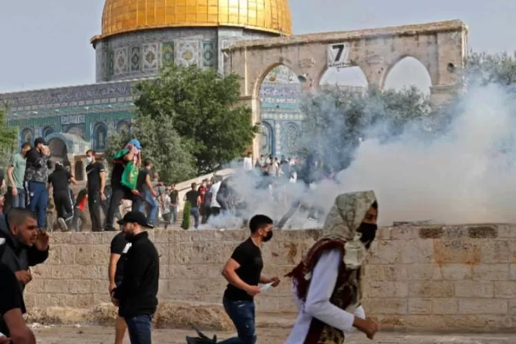 Pasukan Israel menembakkan granat kejut ke  salah satu gerbang Masjid Suci Al-Aqsa (Twitter El_baseer313)