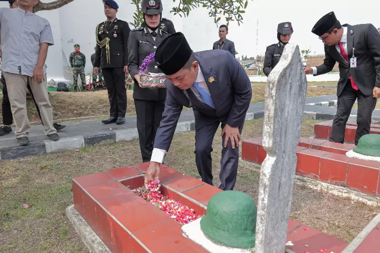 Ketua DPRD Banten Andra Soni menabur bunga di Makam Pahlawan Ciceri Kota Serang, dalam rangka memperingati Hari Pahlawan 2023. (Dok DPRD Banten)