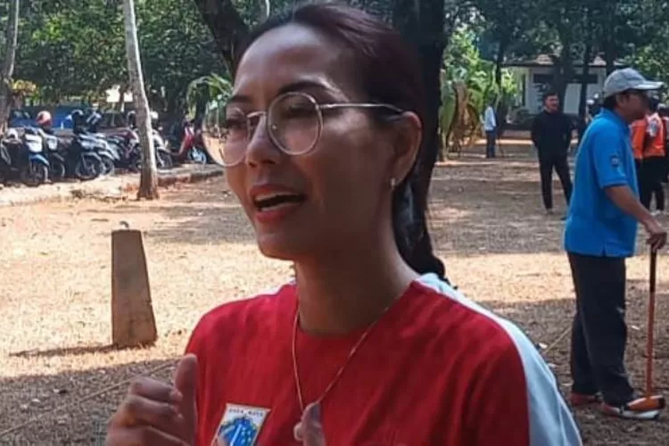 Ketua Indonesia Woodball Association (IWbA) DKI Jakarta, Marulina Dewi dan para komunitas serta atlet Woodball saat latihan di  Bumi Perkemahan Ragunan, Jakarta Selatan, Sabtu (16/9/2023). (IWbA DKI Jakarta)