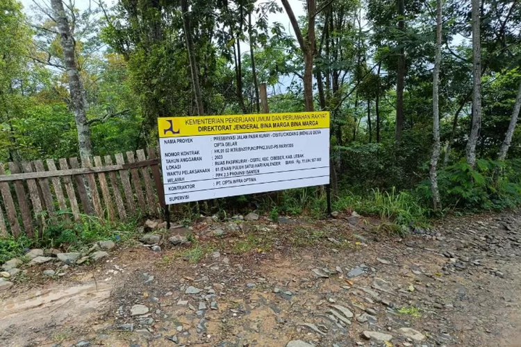 Papan nama proyek jalan Pasir Kuray-Cisitu yang saat ini dikerjakan oleh Kementerian Pekerjaan Umum dan Perumahan Rakyat (PUPR)  Republik Indonesia. (Dok Kementerian PUPR)