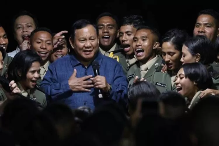 Capres Gerindra Prabowo Subianto bersama para kadet Universtitas Pertahanan (IG Prabowo Subianto)