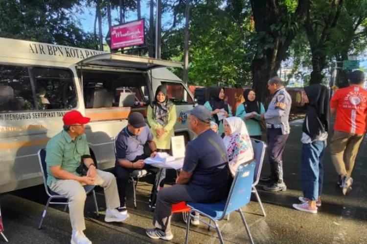 Petugas BPN Padang sibuk melayani pemohon di area car free day Jalan Jenderal Sudirman, Kota Padang (Dok BPN Kota Padang)