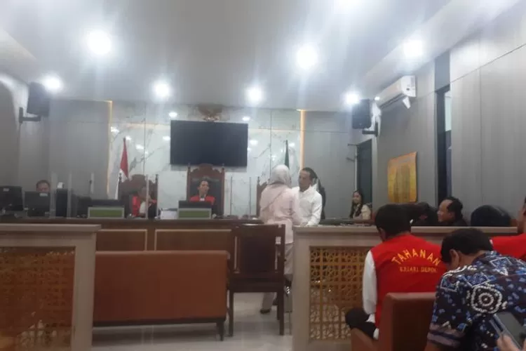 Korban Putri Balqis Chairunisyah berpelukan dengan terdakwa Bani Idham Fitriyanto Bayumi setelah menjadi saksi di Ruang Sidang 3 Pengadilan Negeri (PN) Depok, Rabu (27/9/2023) (janter)