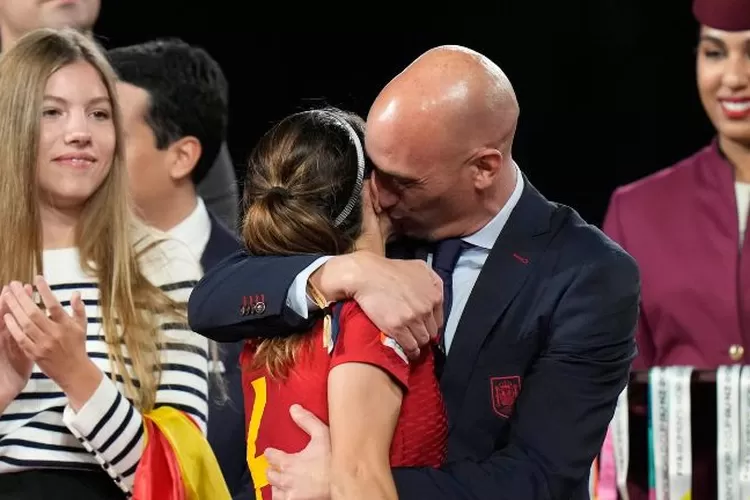 Rubiales memeluk Aitana Bonmati dari Spanyol di podium  (Sky Sport)