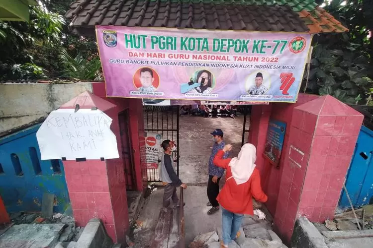 Sejumlah siswa dan orang tua murid berjalan melewati jalan darurat yang dibuat pihak sekolah di SDN Pondok Cina 1, Kota Depok, Jawa Barat, Rabu 9 November 2022 lalu (SUGAWA/Janter)