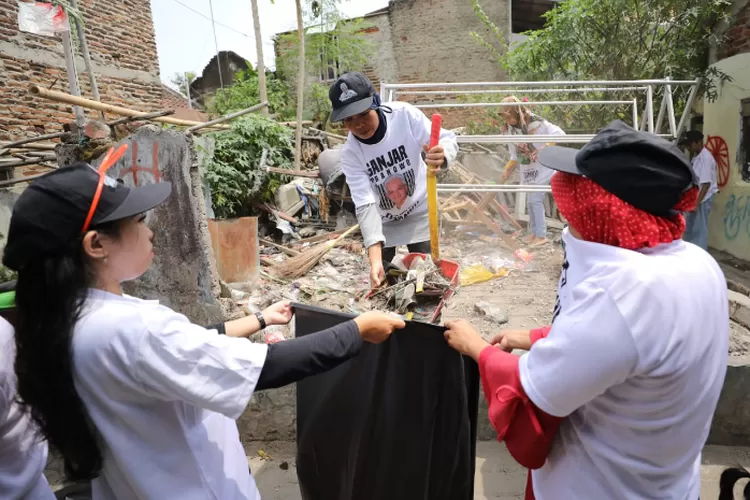 Sukarelawan Pandawa Ganjar melakukan edukasi dan fogging gratis bagi warga Kota Serang untuk mencegah terjadinya penyakit demam berdarah dengue (DBD).  (Pandawa Ganjar)