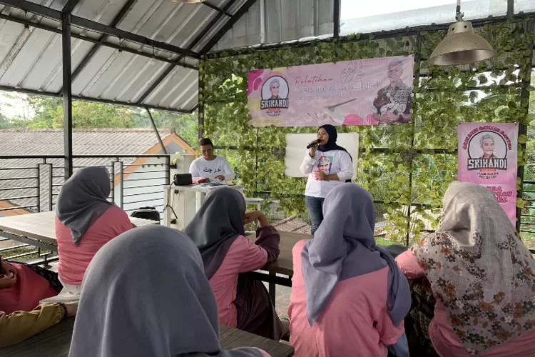 Sukarelawan  Srikandi Ganjar  Banten melakukan  pelatihan keterampilan  penulisan kaligrafi untuk  perempuan milenial di  Kabupaten Pandeglang, Provinsi Banten. (Srikandi  Ganjar)