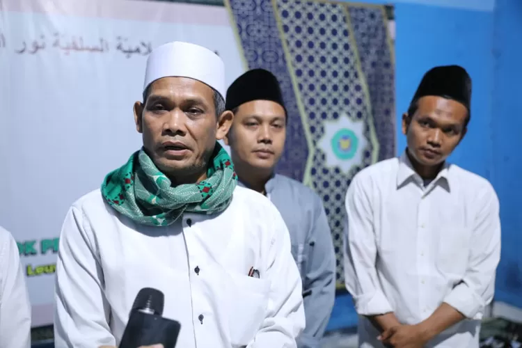 Ulama Merah Putih Ganjar melakukan halaqah kebangsaan di Pondok Pesantren Nurul Jadid, Kecamatan Leuwidamar, Kabupaten Lebak, Banten, Jumat (22/9/2023) malam. Para ulama sepakat menolak radikalisme. (Sukarelawan Ganjar)