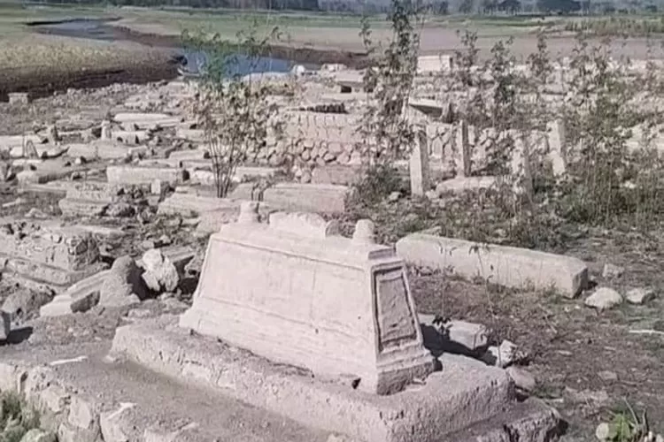 Salah Satu Makan Kuno yang Keberadaannya Kembali Terlihat Setelah Waduk Gajah Mungkur Mengalami Kekeringan. (Instagram @infoviral)