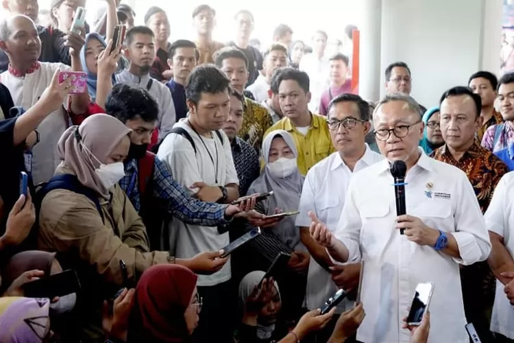 Menteri Perdagangan Zulkifli Hasan saat berada di pusat grosir Asemka, Jakarta Barat (Instagram @zul.hasan)