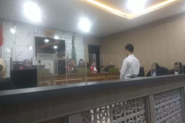 Terdakwa Eri Kusnardi (27) sedang menjalankan sidang putusan di Ruang Sidang 2 Pengadilan Negeri (PN) Depok (janter)