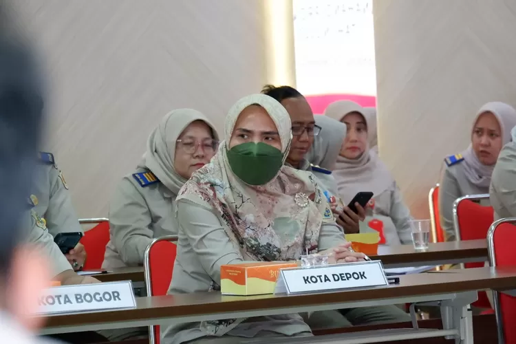 Kepala Perwakilan Ombudsman RI Perwakilan Provinsi Jawa Barat, Drs Dan Satriana  memberikan piagam kepatuhan penyelenggaraan pelayanan publik kepada Kepala Subbagian Tata Usaha BPN Kota Depok, Nina Windialika (janter)